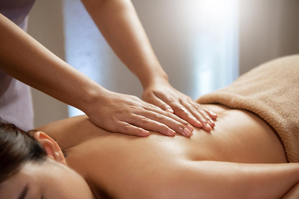En kvinna får thaimassage